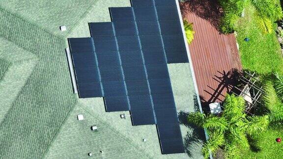 典型的美国建筑屋顶鸟瞰图蓝色太阳能光伏板生产清洁生态电能为退休收入投资可再生电力