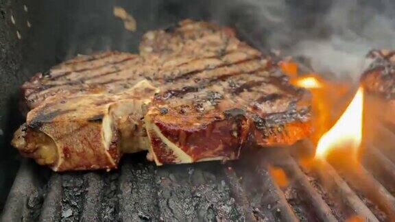 厚切生调味牛肉t骨牛排在木炭烤架上与火焰4K视频
