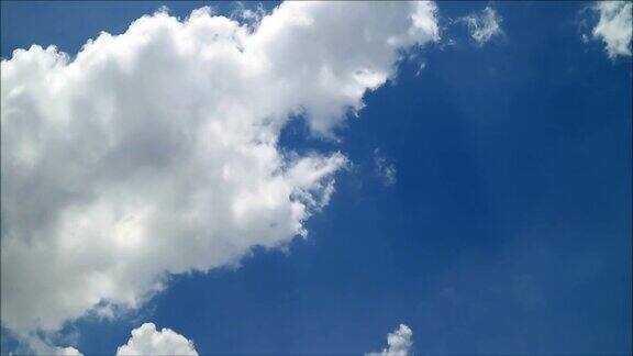 纯净的白云漂浮在充满活力的阳光蓝天上