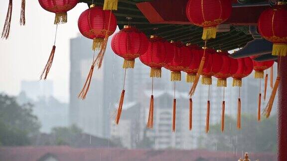 在下雨的日子里古老的传统寺庙挂着圆红灯笼