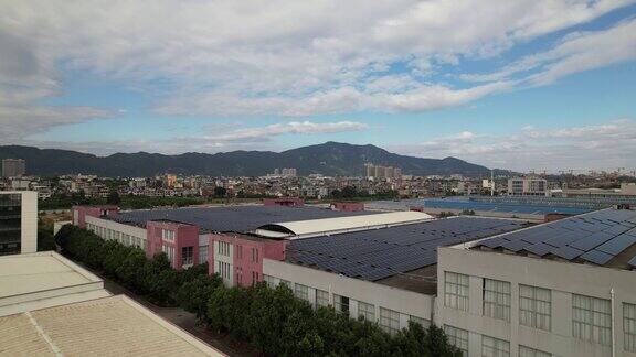 安装在屋顶上的太阳能电池板的高角度视图