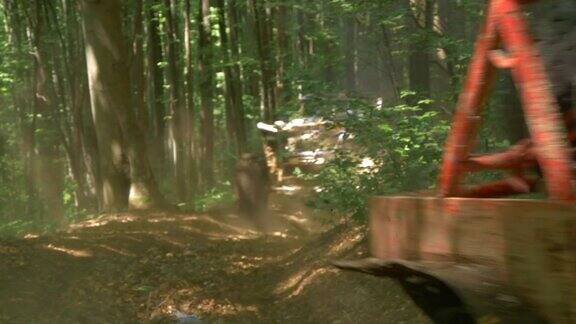 在森林中行驶的越野车