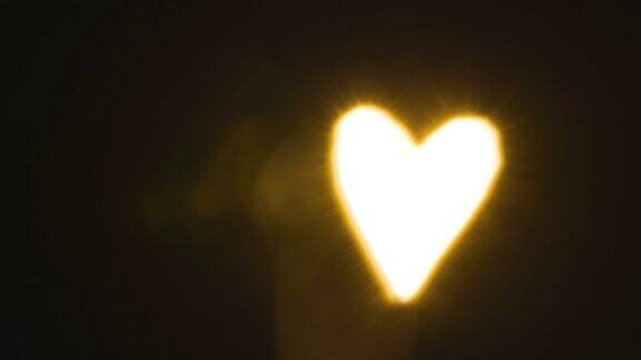 黑暗中有一盏黄色的心型灯