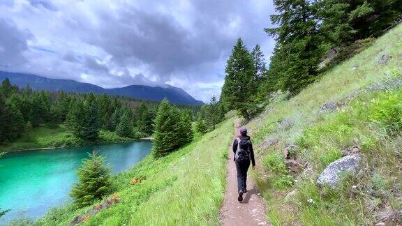 家庭徒步旅行在山谷的五湖步道贾斯珀加拿大