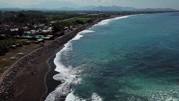 鸟瞰图的黑色沙滩与绿松石海洋在热带岛屿巴厘岛印度尼西亚