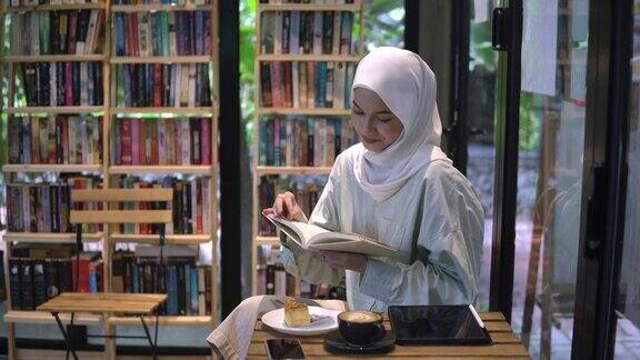 一个女人在图书馆的咖啡厅里看书