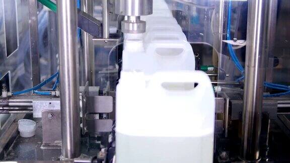 工业输送机拧紧瓶盖间隔拍摄4k盖瓶设备