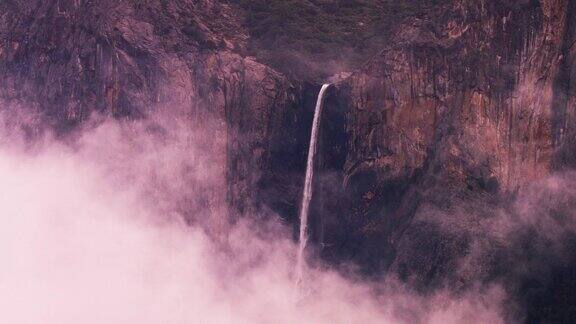 布里达维尔瀑布约塞米蒂山的迷雾