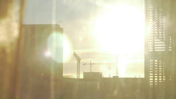 俯瞰城市的窗户视图在阳光下
