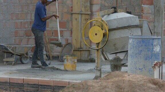 准备水泥的建筑工人
