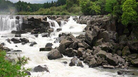 带着崎岖岩石的SogiFalls