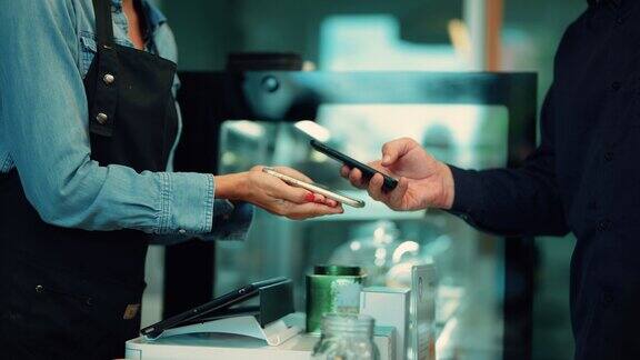 顾客在咖啡厅用电话进行银行付款