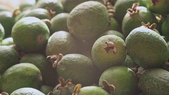 成熟的feijoa水果在牛奶上