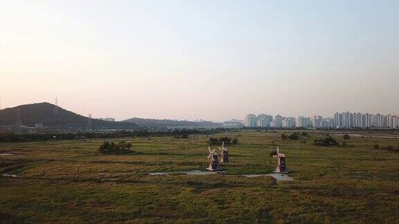 在韩国仁川梭莱生态公园的木风车旁飞行无人机视频