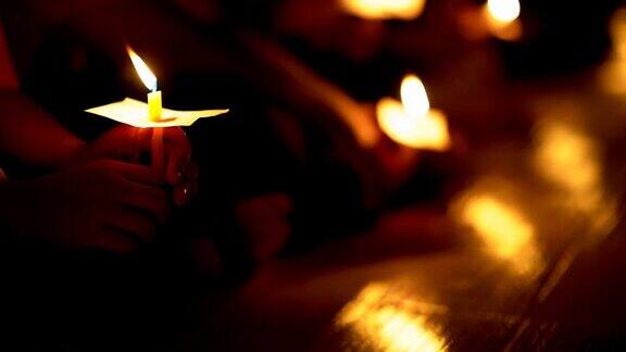蜡烛火火焰燃烧在手上的人和圆蜡烛在晚上