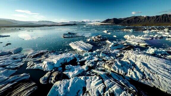 航拍:冰岛Jokulsarlon礁湖中的冰山