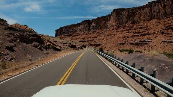POV汽车在美国西南部行驶:笔直的高速公路和雄伟的户外
