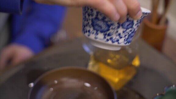 男子为中国传统茶道倒热茶
