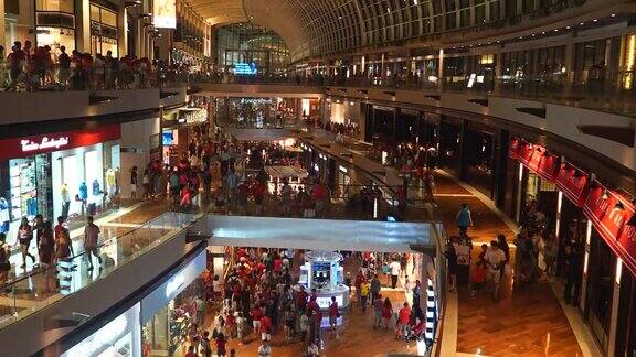 新加坡购物中心里拥挤的人群