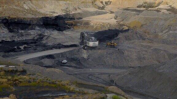 露天煤矿准备煤层的矿车