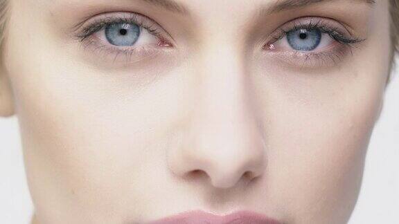 一个漂亮的蓝眼睛女人的肖像