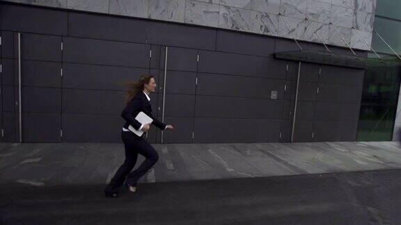慢镜头:女商人跑步去上班