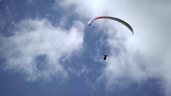 在空中飞行的滑翔伞