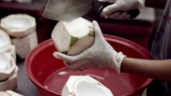 慢动作:用手用刀切椰子