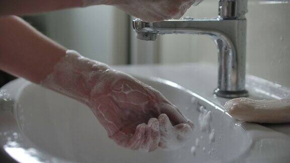 慢镜头用肥皂洗手