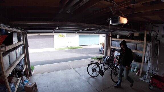 有人从车库偷自行车监控录像显示