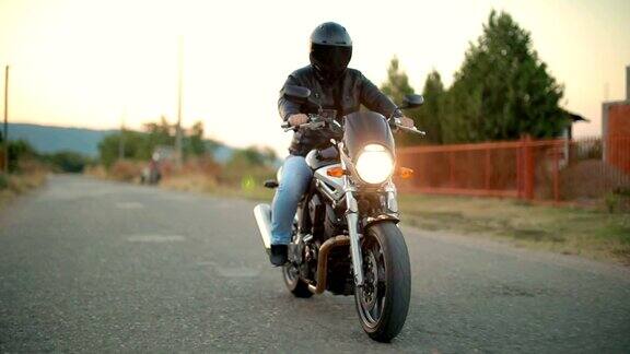 在柏油乡间路上骑摩托车的人