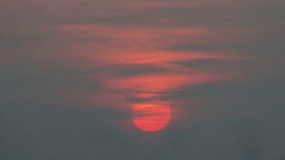 太阳与夕阳的时间流逝抽象的自然背景在黄昏的时候蔚蓝色和橙色的云彩