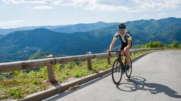 骑公路自行车的人在山口上坡