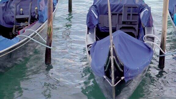 意大利威尼斯的贡多拉上覆盖着蓝色的布