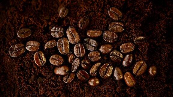 咖啡渣上的咖啡豆淘金