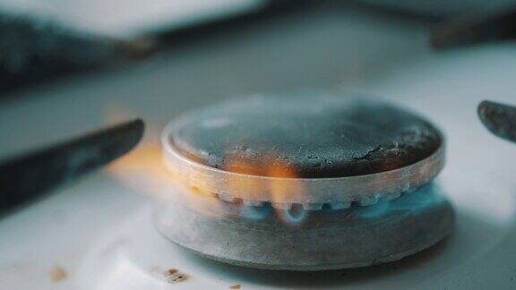 煤气灶燃烧成蓝色的烹饪火焰