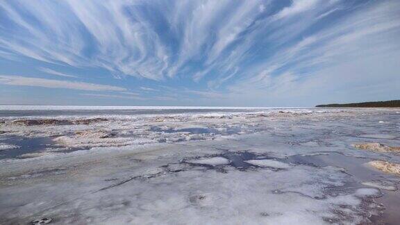 冻结的海面上有美丽的云朵形状