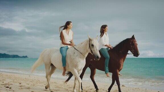 和朋友一起去海滩骑马