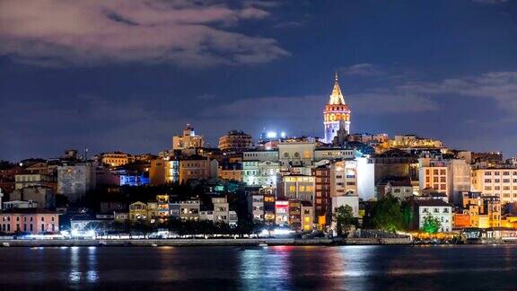 伊斯坦布尔的加拉塔和博斯普鲁斯漂浮的游船夜景