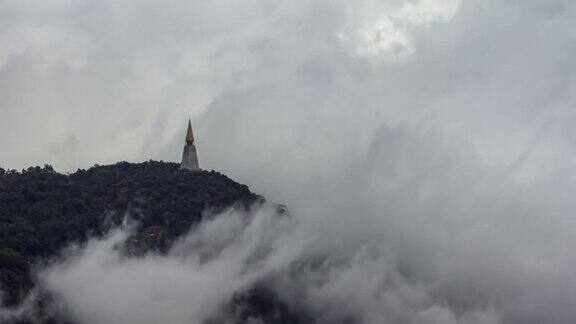 雾和高层云的时间流逝在泰国普图贝尔山顶雾超过山峰和森林雨后自然