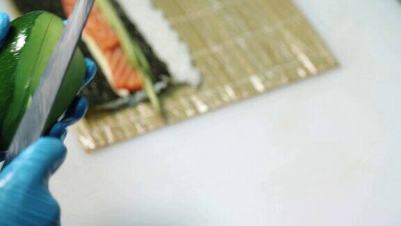 日本厨师制作寿司和卷竹