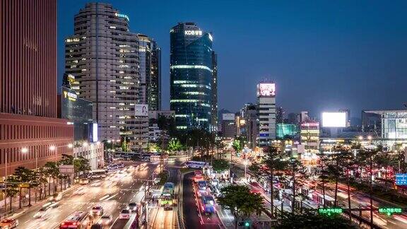 首尔站前的繁忙交通韩国首尔