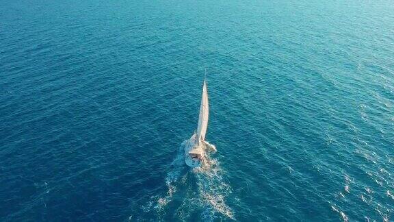 鸟瞰图游艇在晴朗的日子航行在公海上海上的帆船
