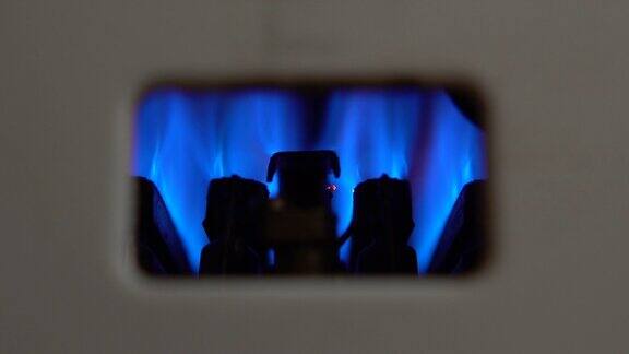 用灯芯点燃的煤气热水器蓝色火焰靠近