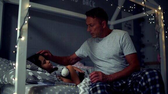 慈爱的父亲照顾他生病的小女儿
