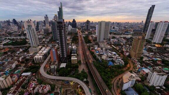 曼谷市中心商务区上方有三叉戟路和交通高楼大厦林立从早到晚时光流逝