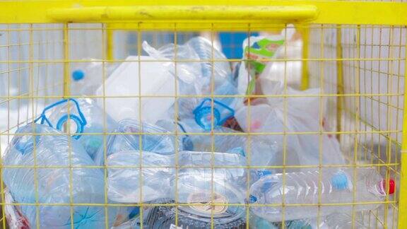 把塑料垃圾扔进可回收垃圾箱