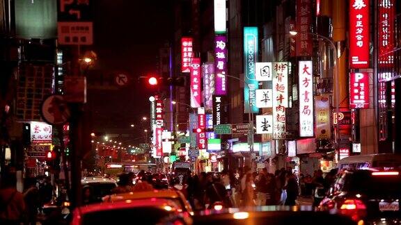 台湾台北的夜间交通和拥挤的人群