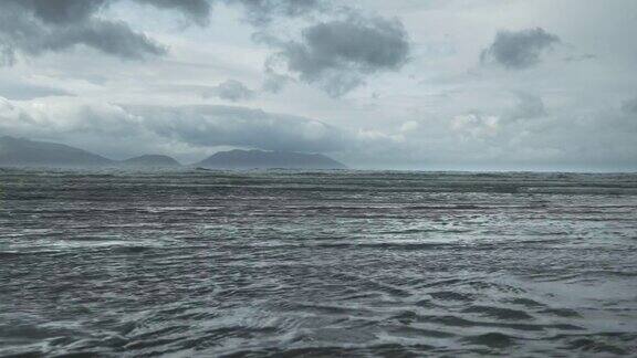 丁格尔半岛上的英寸海滩在坏天气