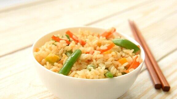 开胃健康的米饭配蔬菜
